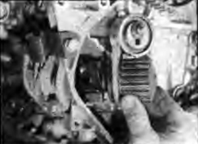 Рис. 3.33. Снятие корпуса водяного насоса -…