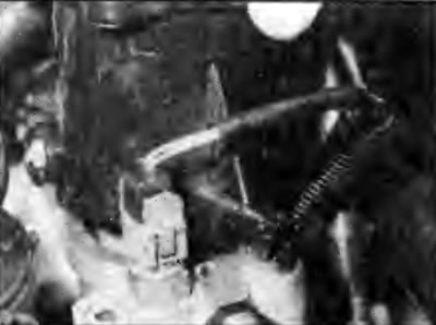 Рис. 3.35. Снятие пластмассового кожуха термостата