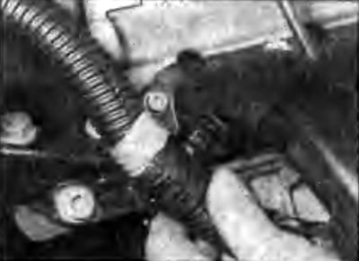 Рис. 4А.46. Освобождение оплетки жгута проводов…
