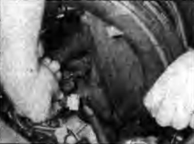 Рис. 4А.48. Отсоединение электрического разъема…