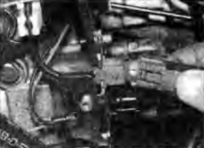 Рис. 4В.15. Отсоединение разъема от топливного…