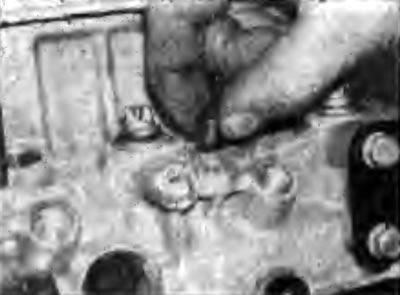Рис. 4С.39. Снятие с головки цилиндров…