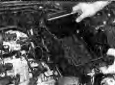 Рис. 5А.6. Снятие лотка аккумуляторной батареи