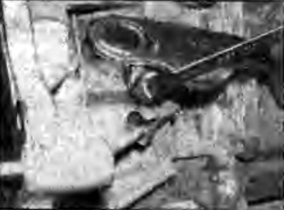 Рис. 6.7. Наворачивание гайки на шпильку…