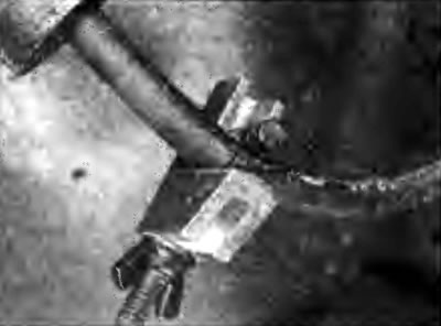 Рис. 9.42. Пережатие тормозного шланга G-образным…
