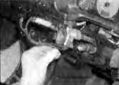 Рис. 10.61. Снятие спирального провода с рулевой…