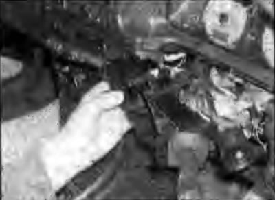 Рис. 10.64. Снятие комбинированного переключателя…