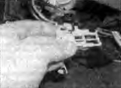 Рис. 10.66. Снятие пластмассового кронштейна