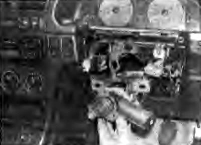Рис. 10.71. Снятие рулевой колонки