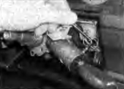 Рис. 10.74. Выворачивание винта, расположенного…