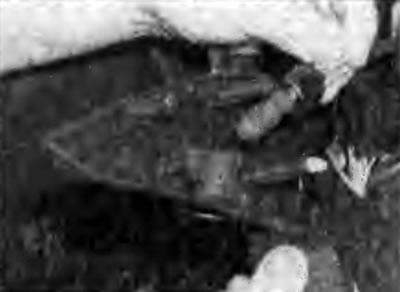 Рис. 11.22. Снятие декоративной накладки зеркала…