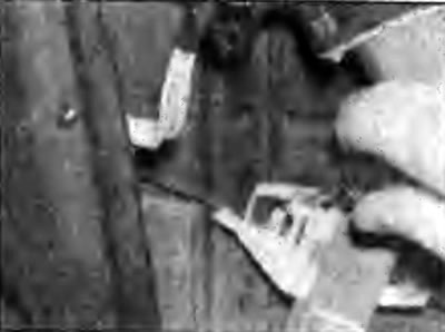 Рис. 11.62. Отсоединение ушка передней части…