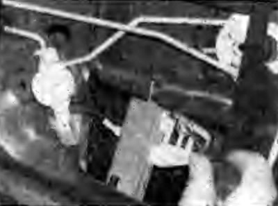 Рис. 11.63. Отсоединение ушка задней части…
