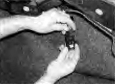 Рис. 11.147. Отсоединение разъема от лампы…