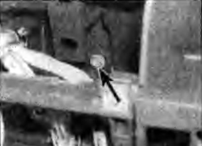 Рис. 11.227. Расположение болта за радиоприемником
