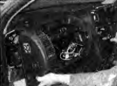 Рис. 11.231. Снятие панели приборов с автомобиля