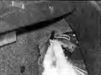 Рис. 12.38. Отсоединение электрического разъема…