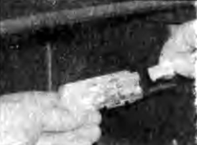 Рис. 12.63. Отсоединение электрического разъема…
