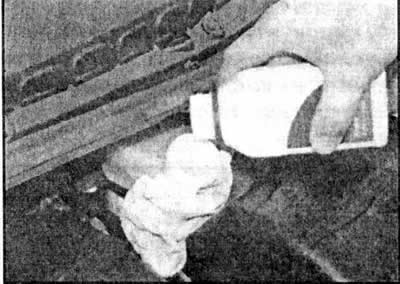 2. Перед доливкой вытрите чистой тряпкой область…
