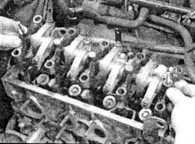 11.16 Снимите коромысла в сборе - 1.1 и…