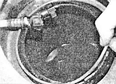 8.8. Установите на топливный бак новое кольцевое…
