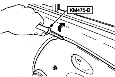 Рис. 10.5. Съемник КМ475—В для отделения панели…