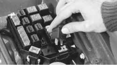 4. Извлеките из монтажного блока реле №30 (см.…