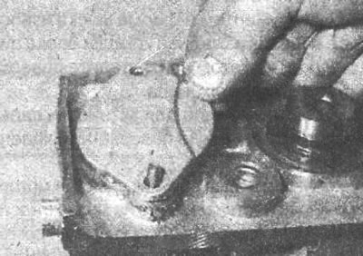 Рис. 2.25. Снятие крышки, расположенной в…