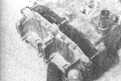 Рис. 2.26. Снятие торцевой крышки с верхней…