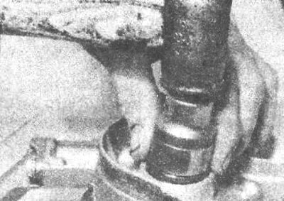 Рис. 2.50. Установка нового сальника в корпус…