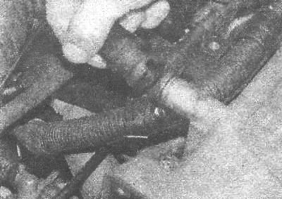 Рис. 3.17. Отсоединение воздухозаборного патрубка…