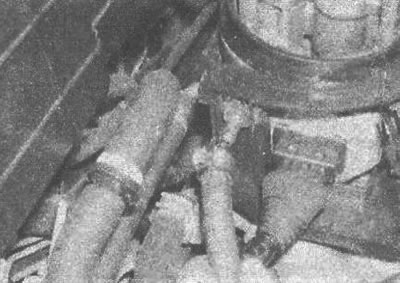 Рис. 3.27. Отсоединение шланга возврата топлива…