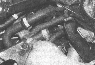 Рис. 3.32. Отсоединение вакуумного шланга от…