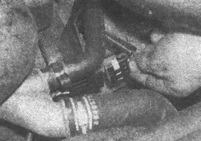 Рис. 3.38. Отсоединение разъема датчика…