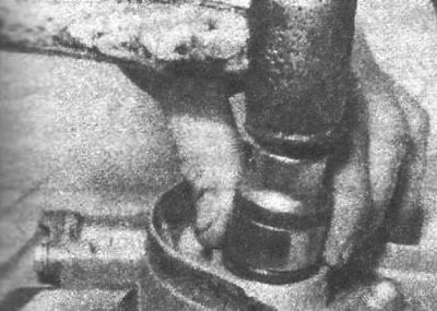 Рис. 3.52. Установка нового сальника в корпус…