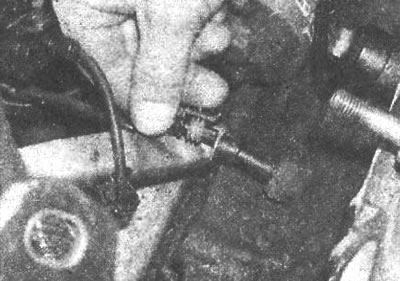 Рис. 3.54. Отсоединение разъема от датчика…