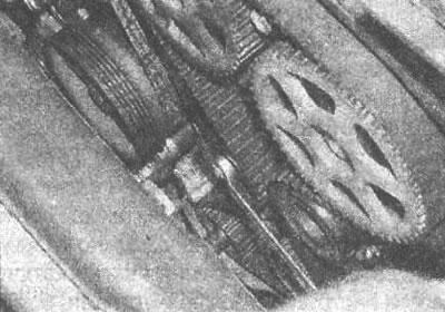 Рис. 4.18. Ослабление гайки натяжного устройства…