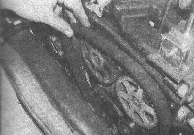 Рис. 4.19. Снятие зубчатого ремня со шкивов…