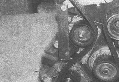 Рис. 4.26. Крепление пластинки двумя болтами