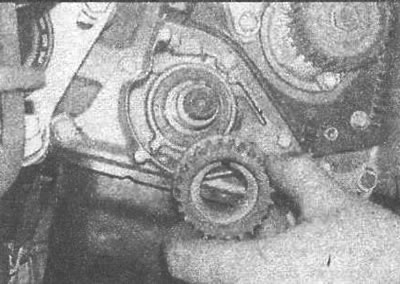Рис. 4.36. Снятие шкива с коленчатого вала