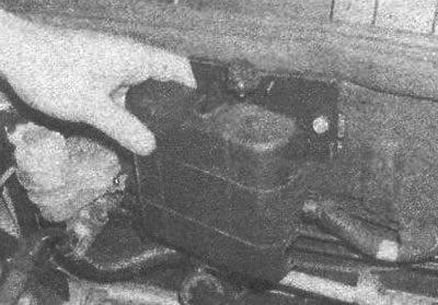 Рис. 4.86. Снятие крышки блока реле и…