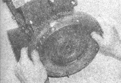 Рис. 4.101. Установка маховика на коленчатый вал…