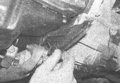 Рис. 4.111. Снятие пластины, закрывающей нижнюю…