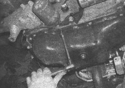Рис. 4.112. Выворачивание болтов крепления…