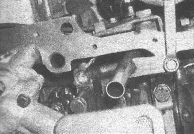 Рис. 4.115. Затягивание болта крепления трубки…