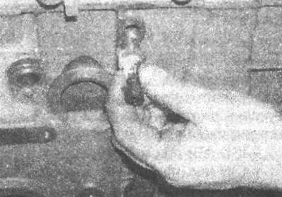 Рис. 4.129. Выворачивание датчика давления масла…