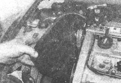 Рис. 5.5. Снятие кожуха зубчатого ремня
