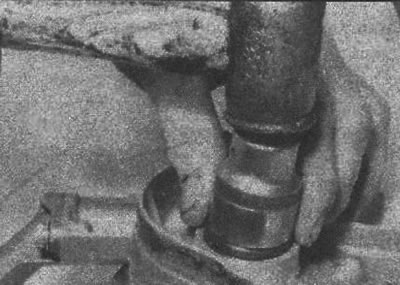 Рис. 5.58. Установка нового сальника в корпус…