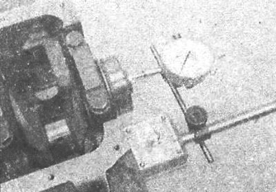 Рис. 6.80. Проверка осевого люфта коленчатого…