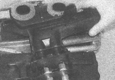 Рис. 9.33. Снятие с блока отопителя опоры труб
